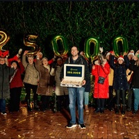 250.000 Euro, ein Chor vor der Tür und ganz viel Gänsehaut: Omaze beschert Kevin ein unvergessliches Weihnachten - Foto: presseportal.de