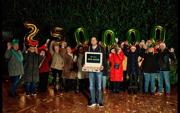 250.000 Euro, ein Chor vor der Tür und ganz viel Gänsehaut: Omaze beschert Kevin ein unvergessliches Weihnachten - Foto: presseportal.de