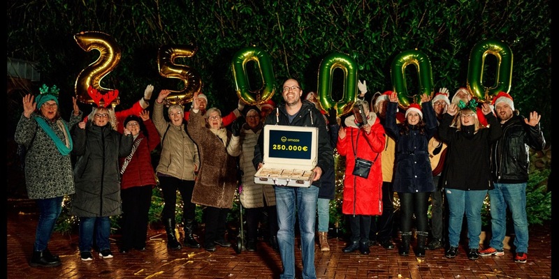 250.000 Euro, ein Chor vor der Tür und ganz viel Gänsehaut: Omaze beschert Kevin ein unvergessliches Weihnachten - Foto: presseportal.de