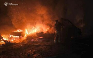 In Tschernihiw im Norden der Ukraine hat das russische Militär erneut Energieanlagen angegriffen und beschädigt.  - Foto: Ukrainian Emergency Service/Ukrainian Emergency Service/AP/dpa