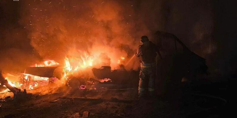 In Tschernihiw im Norden der Ukraine hat das russische Militär erneut Energieanlagen angegriffen und beschädigt.  - Foto: Ukrainian Emergency Service/Ukrainian Emergency Service/AP/dpa