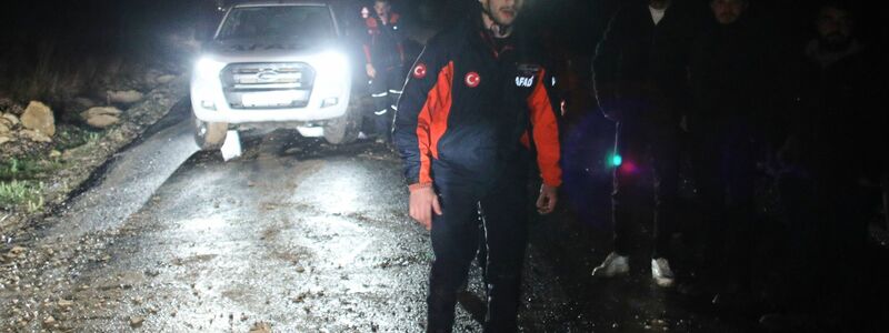 Türkische Rettungsteams suchen nach Überresten des Flugzeugs. - Foto: Efekan Akyuz/AP/dpa