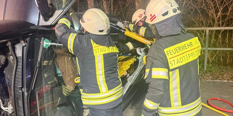 Feuerwehr MTK: Feuerwehr befreit Frau nach Alleinunfall auf der L3011 (FOTO) - Foto: presseportal.de