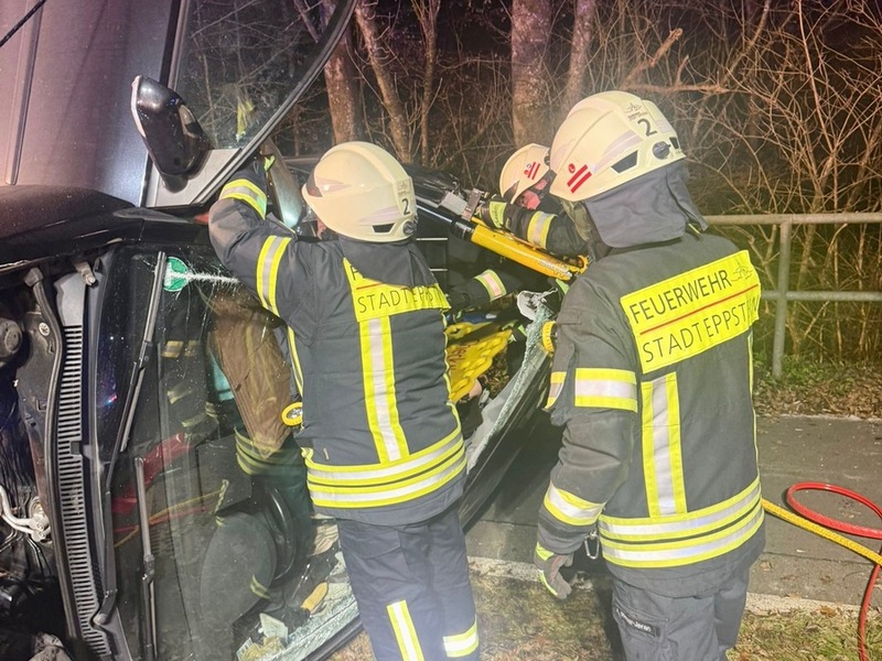 Feuerwehr MTK: Feuerwehr befreit Frau nach Alleinunfall auf der L3011 (FOTO) - Foto: presseportal.de