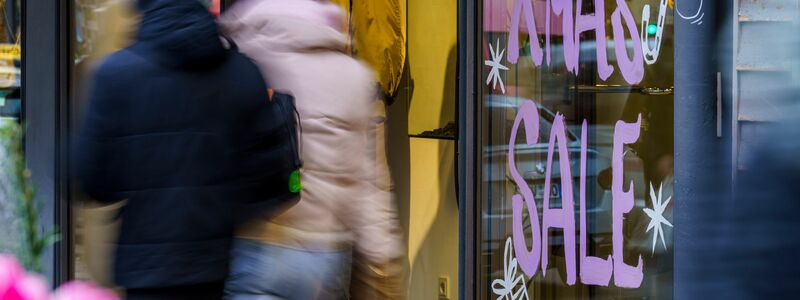 Viele Kunden schauten im Weihnachtsgeschäft stark auf Preise und Rabatte. - Foto: Andreas Arnold/dpa