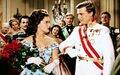 Der österreichische Kaiser Franz Joseph (Karlheinz Böhm) bittet Sissi (Romy Schneider) um ihre Hand - Szene aus dem Film «Sissi». Der österreichische Film aus dem Jahr 1955 wird am heutigen Heiligabend und am ersten Weihnachtsfeiertag bei RTL ausgestrahlt. - Foto: -/RTL+/dpa