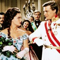 Der österreichische Kaiser Franz Joseph (Karlheinz Böhm) bittet Sissi (Romy Schneider) um ihre Hand - Szene aus dem Film «Sissi». Der österreichische Film aus dem Jahr 1955 wird am heutigen Heiligabend und am ersten Weihnachtsfeiertag bei RTL ausgestrahlt. - Foto: -/RTL+/dpa