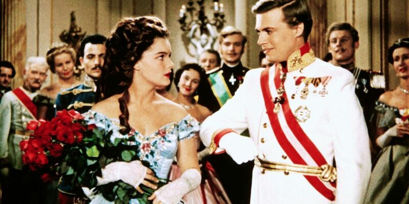 Der österreichische Kaiser Franz Joseph (Karlheinz Böhm) bittet Sissi (Romy Schneider) um ihre Hand - Szene aus dem Film «Sissi». Der österreichische Film aus dem Jahr 1955 wird am heutigen Heiligabend und am ersten Weihnachtsfeiertag bei RTL ausgestrahlt. - Foto: -/RTL+/dpa