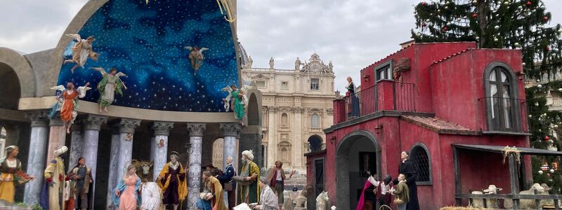 Die Krippe am Petersplatz lockt derzeit zahlreiche Besucher an.  - Foto: Sabine Dobel/dpa