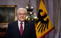 Nach seiner Ansprache entzündet Steinmeier eine Kerze am Weihnachtsbaum. - Foto: Markus Schreiber/Pool AP/dpa
