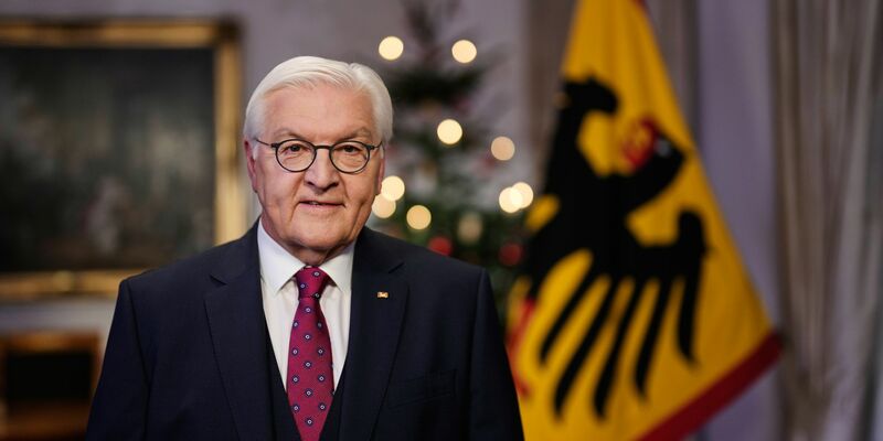 Nach seiner Ansprache entzündet Steinmeier eine Kerze am Weihnachtsbaum. - Foto: Markus Schreiber/Pool AP/dpa