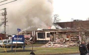  Als mögliche Ursache der Explosion am Dienstagabend wird ein Gasleck vermutet. - Foto: Uncredited/WPVI-TV/6ABC via AP/dpa