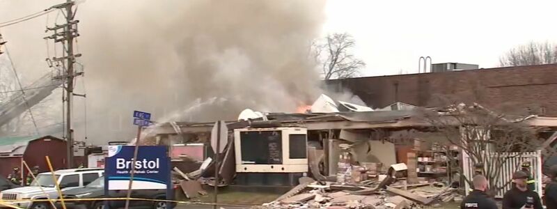  Als mögliche Ursache der Explosion am Dienstagabend wird ein Gasleck vermutet. - Foto: Uncredited/WPVI-TV/6ABC via AP/dpa