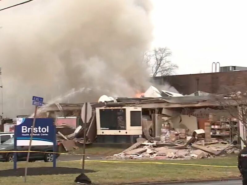  Als mögliche Ursache der Explosion am Dienstagabend wird ein Gasleck vermutet. - Foto: Uncredited/WPVI-TV/6ABC via AP/dpa