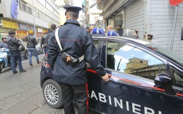 Carabinieri nehmen in Neapel einen gesuchten Boss eines Camorra-Clans fest. (Symbolbild)  - Foto: picture alliance / Roberta Basile/Pacific Press via ZUMA Wire/dpa