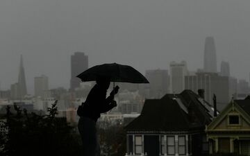 Die Menschen in Kalifornien müssen sich auf heftigen Regen während der Weihnachtsfeiertage einstellen. - Foto: Jeff Chiu/AP/dpa