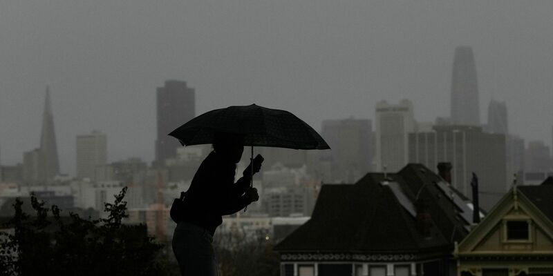 Die Menschen in Kalifornien müssen sich auf heftigen Regen während der Weihnachtsfeiertage einstellen. - Foto: Jeff Chiu/AP/dpa