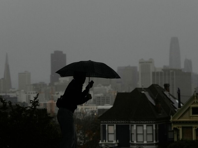 Die Menschen in Kalifornien müssen sich auf heftigen Regen während der Weihnachtsfeiertage einstellen. - Foto: Jeff Chiu/AP/dpa