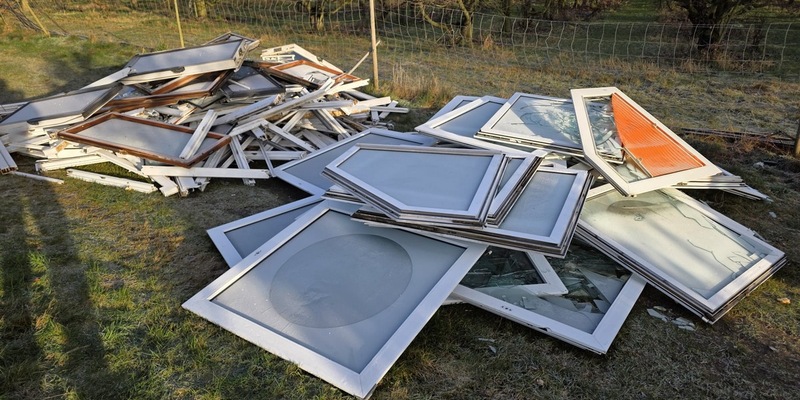 POL-STD: Dreiste Müllentsorgung zu Weihnachten - Fenster in Horneburger Feldmark abgeladen - Foto: presseportal.de