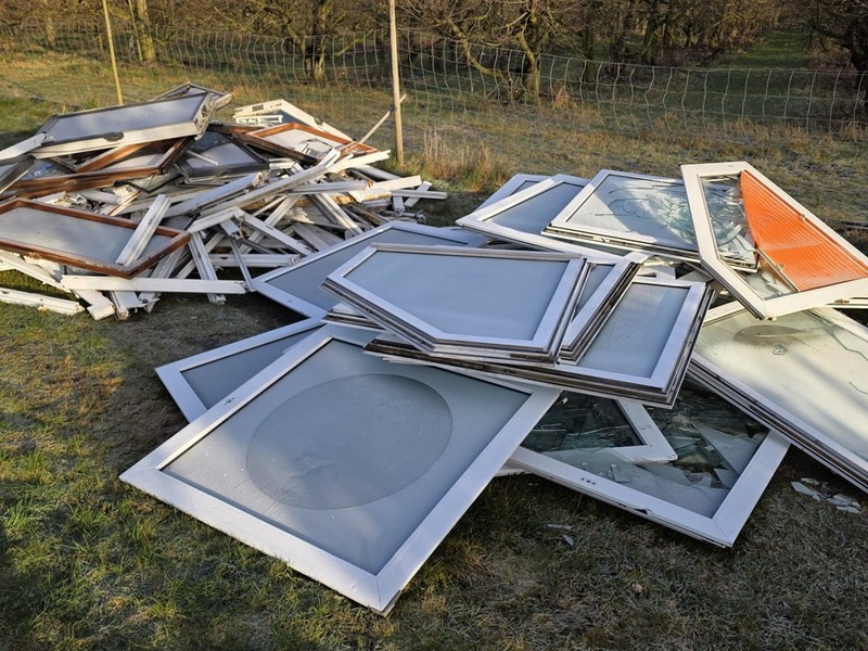 POL-STD: Dreiste Müllentsorgung zu Weihnachten - Fenster in Horneburger Feldmark abgeladen - Foto: presseportal.de