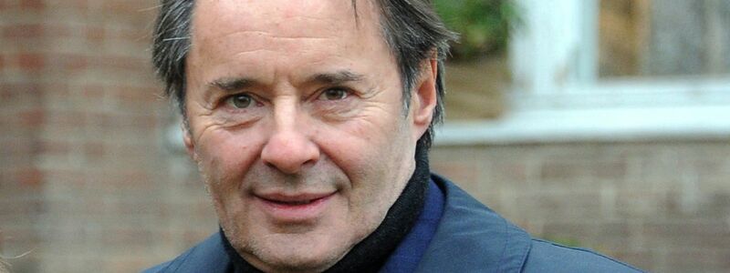 Uwe Kockisch - hier am Set - spielte auch in der ARD-Serie «Weissensee». - Foto: Bernd Settnik/dpa