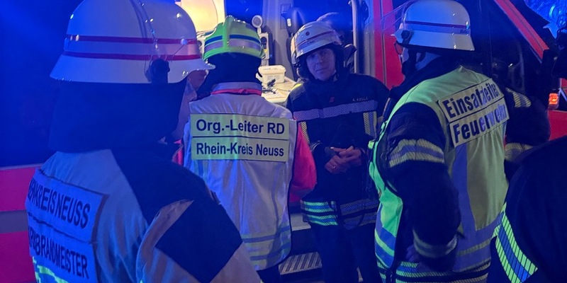 FW-NE: Wohnungsbrand am 24.12.2025 in einem Mehrfamilienhaus greift auf Dachstuhl über. Mehrere Personen über tragbare Leitern gerettet. - Foto: presseportal.de