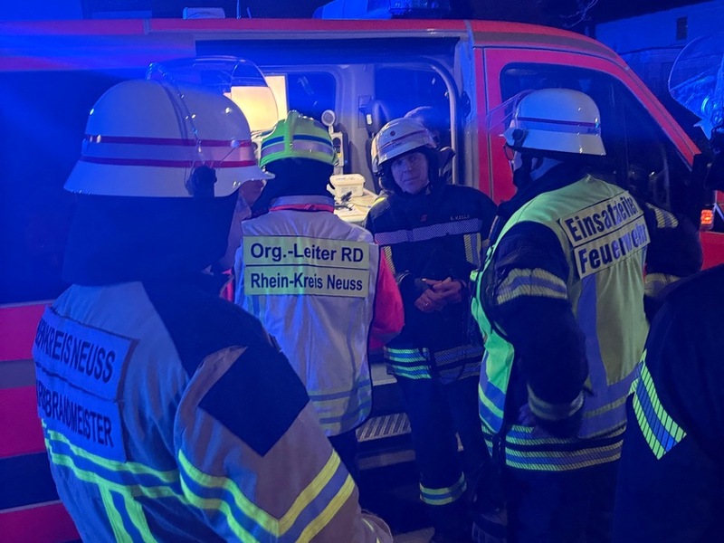 FW-NE: Wohnungsbrand am 24.12.2025 in einem Mehrfamilienhaus greift auf Dachstuhl über. Mehrere Personen über tragbare Leitern gerettet. - Foto: presseportal.de
