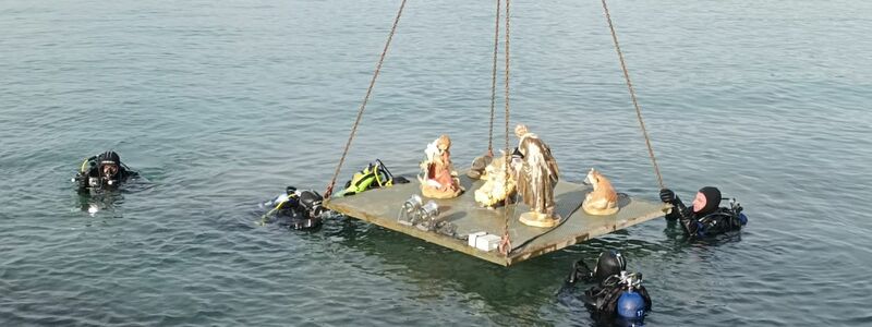 In Bardolino versenken Taucher eine Unterwasserkrippe. (Handout) - Foto: Sara Fortunati/Kommune Bardolino/dpa