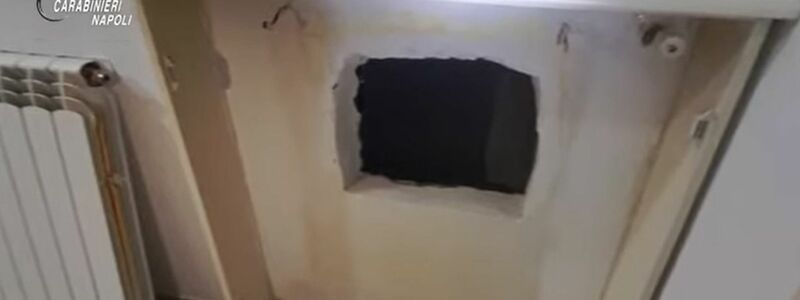 Hinter diesem Loch in der Mauer hatte der gesuchte Boss eines Camorra-Clans sein Versteck. (Handout)  - Foto: --/Carabineri Napoli/dpa