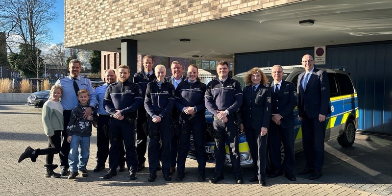 POL-KLE: Kreis Kleve - Liebgewonnene Tradition: Landrat Christoph Gerwers besucht Polizeidienststelle - Foto: presseportal.de