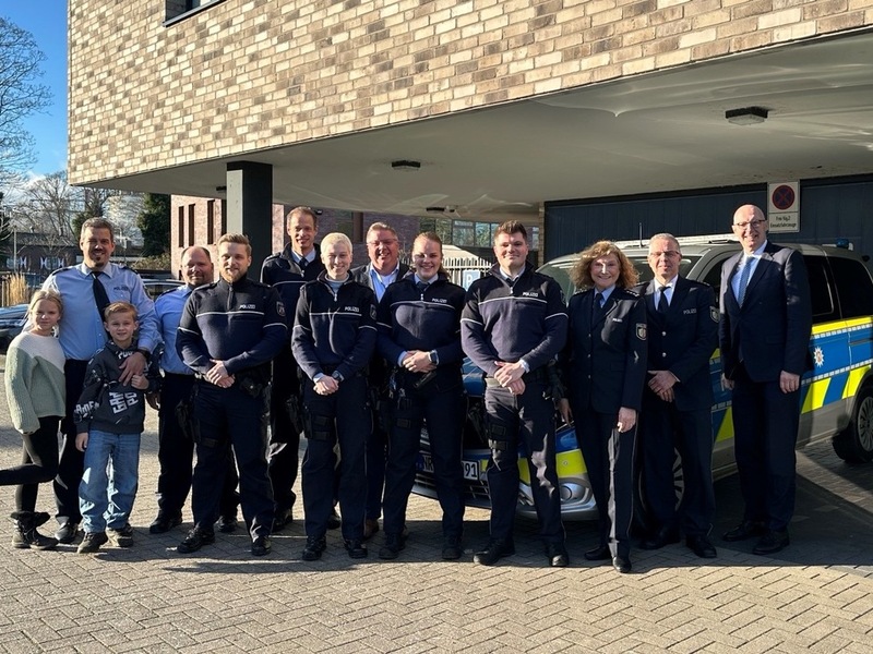 POL-KLE: Kreis Kleve - Liebgewonnene Tradition: Landrat Christoph Gerwers besucht Polizeidienststelle - Foto: presseportal.de
