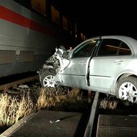Das Auto stand auf dem Bahnübergang und wurde von einem ICE erfasst.  - Foto: Markus Wüllner/dpa