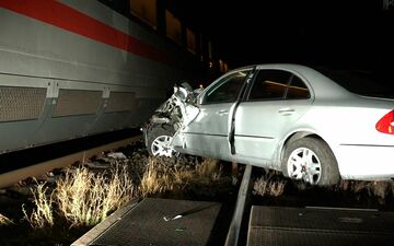 Das Auto stand auf dem Bahnübergang und wurde von einem ICE erfasst.  - Foto: Markus Wüllner/dpa
