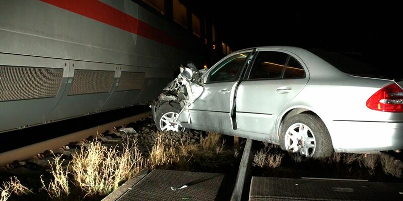 Das Auto stand auf dem Bahnübergang und wurde von einem ICE erfasst.  - Foto: Markus Wüllner/dpa