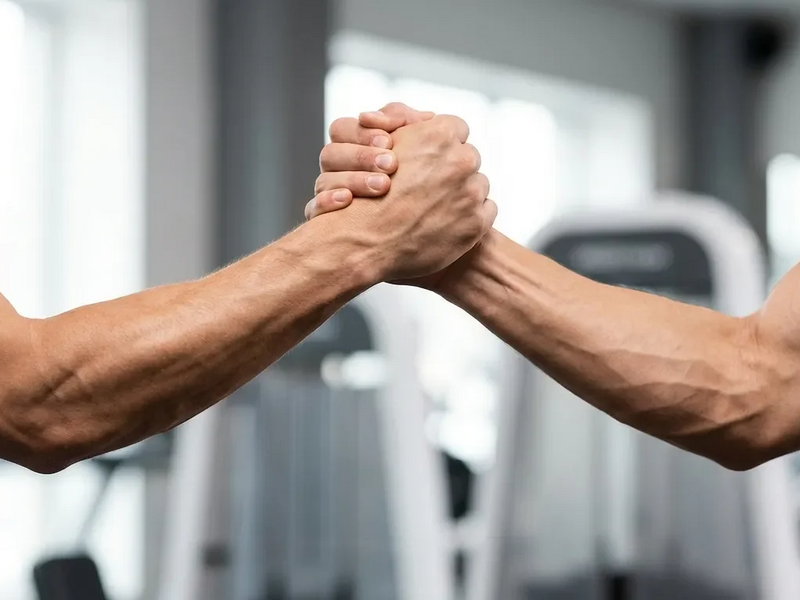 Isometrisches Hand-Auseinanderziehen: Die Anti-Weihnachtsbuckel-Übung - Foto: über boerse-global.de