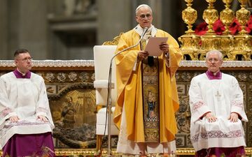 Auf dem Petersplatz verfolgten Tausende die Christmette.  - Foto: Gregorio Borgia/AP/dpa