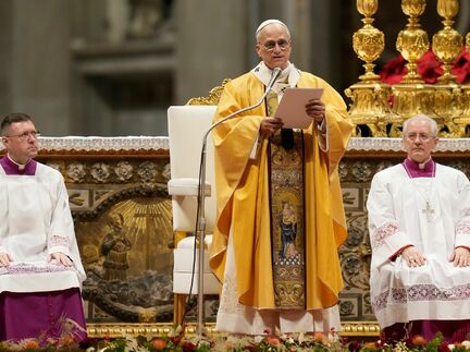 Auf dem Petersplatz verfolgten Tausende die Christmette.  - Foto: Gregorio Borgia/AP/dpa