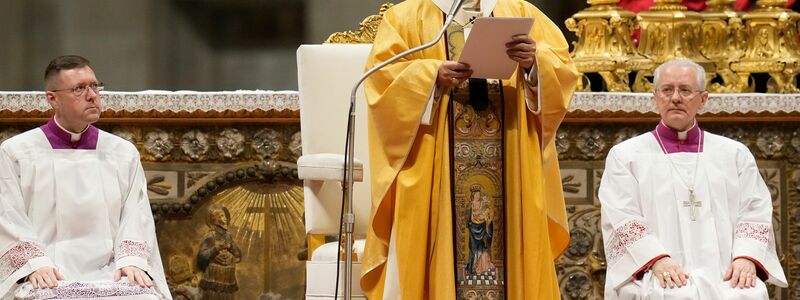Die feierliche Messe dauerte rund zwei Stunden.   - Foto: Gregorio Borgia/AP/dpa