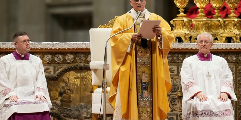 Auf dem Petersplatz verfolgten Tausende die Christmette.  - Foto: Gregorio Borgia/AP/dpa