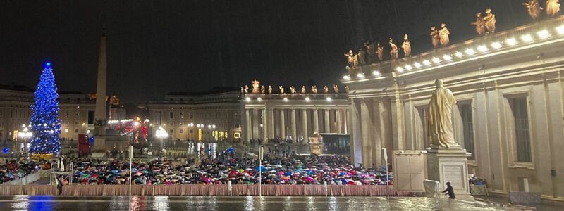 Auch im Petersdom fanden sich viele Gläubige ein.  - Foto: Sabine Dobel/dpa