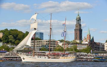 Das traditionsreiche Segelschiff geriet mitten in der Nacht in Brand. (Archivbild) - Foto: Georg Wendt/dpa