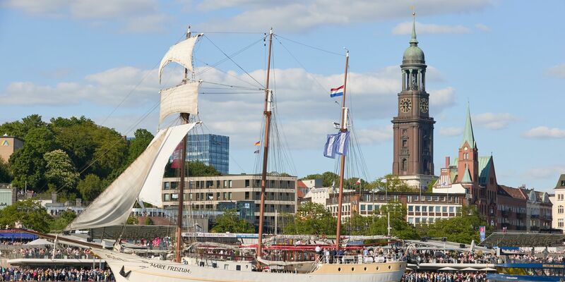 Das traditionsreiche Segelschiff geriet mitten in der Nacht in Brand. (Archivbild) - Foto: Georg Wendt/dpa