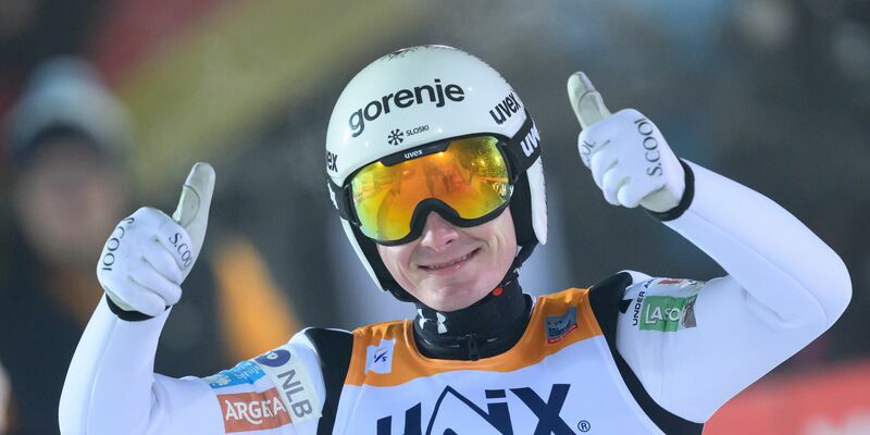 Domen Prevc führt im Gesamtweltcup. (Archivbild) - Foto: Hendrik Schmidt/dpa