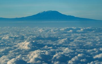 Der Gipfel des Kilimandscharo ragt aus der Wolkendecke hervor. (Archivbild) - Foto: Xie Jianfei/XinHua/dpa