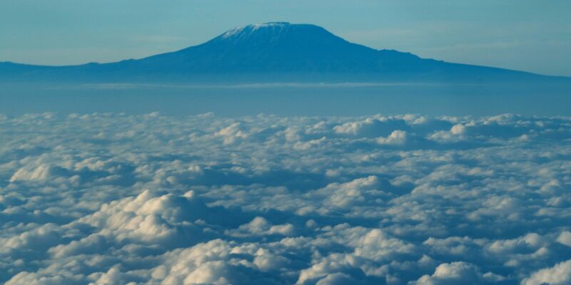 Der Gipfel des Kilimandscharo ragt aus der Wolkendecke hervor. (Archivbild) - Foto: Xie Jianfei/XinHua/dpa