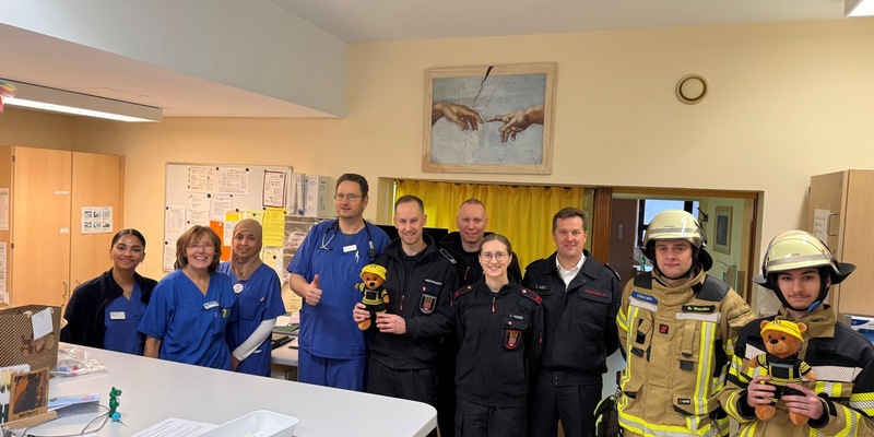 FW-EN: Freiwillige Feuerwehr Herdecke besucht Kinderstationen im Gemeinschaftskrankenhaus vor Heiligabend - Foto: presseportal.de