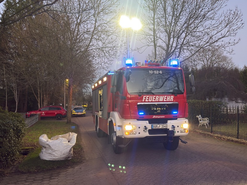 FW-AUR: In Wohngebiet mit Baum kollidiert - Foto: presseportal.de