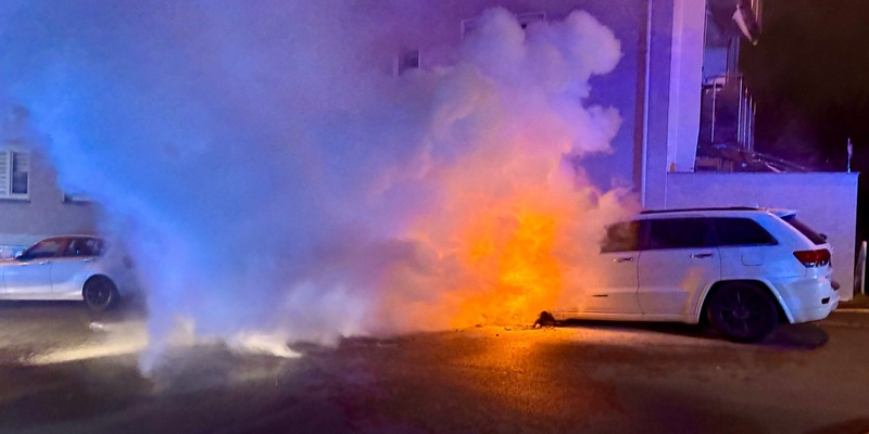 FW Stuttgart: Brennende PKW beschädigen Gebäude in Stuttgart-West - Foto: presseportal.de