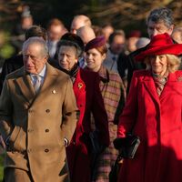 Die Königsfamilie auf dem Weg zum Weihnachtsgottesdienst. - Foto: Jon Super/AP/dpa