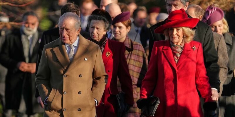 Die Königsfamilie auf dem Weg zum Weihnachtsgottesdienst. - Foto: Jon Super/AP/dpa